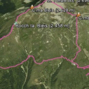 Insieme a Chiara partiamo dal Passo del Tonale (1.885 m) verso Cima Le Sorti (2.433 m) e raggiungiamo la Bocchetta Bleis (2.458 m), poi in cresta legati fino a Cima Bleis (2.628 m); mentre lei scende a valle, io proseguo lungo le creste passando dall Monte Tonale occidentale (2.694 m), poi da Cima Cadì (2.606 m) e giù di nuovo fino al Passo del Tonale.